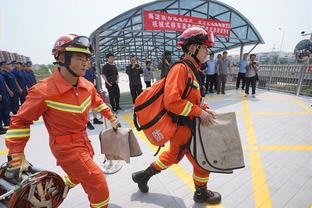 状态上佳？！浓眉赛前秀转身后隔人背扣 之后双脚跳兴奋庆祝！