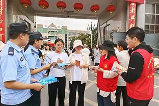 叒见球迷闯入场内！一名球迷进场与梅西合影，随后被安保带离